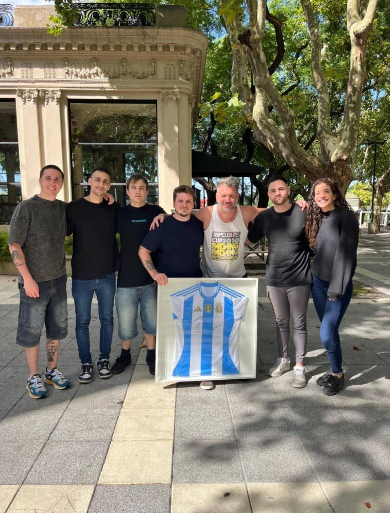 Grupo con la camiseta oficial firmada de la Selección Argentina en Buenos Aires