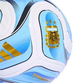 Detalle balón oficial AFA con logo Adidas