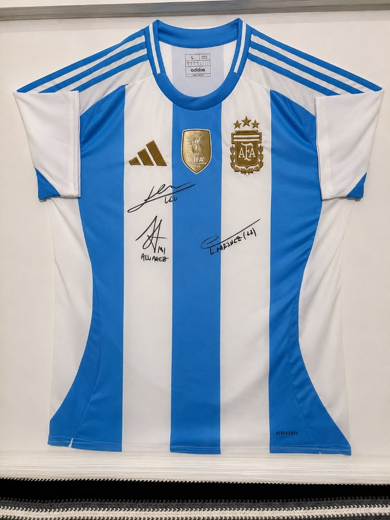 Detalle de firmas en camiseta oficial albiceleste Campeones del Mundo