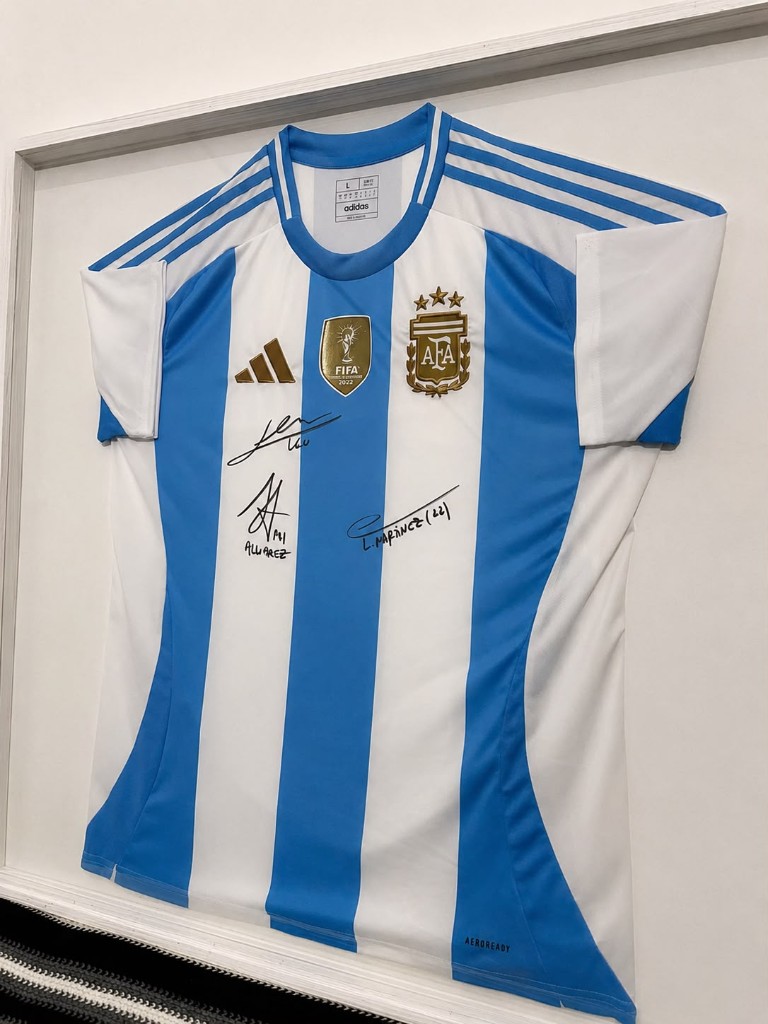 Camiseta oficial Argentina enmarcada con parche FIFA World Champions 2022