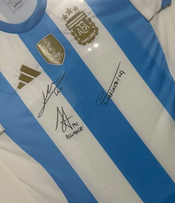 Camiseta oficial Argentina firmada por Messi, Álvarez y Martínez